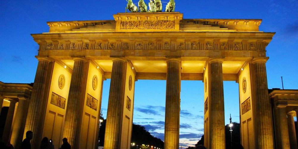 Berlin Brandenburger Tor am Abend mit Beleuchtung