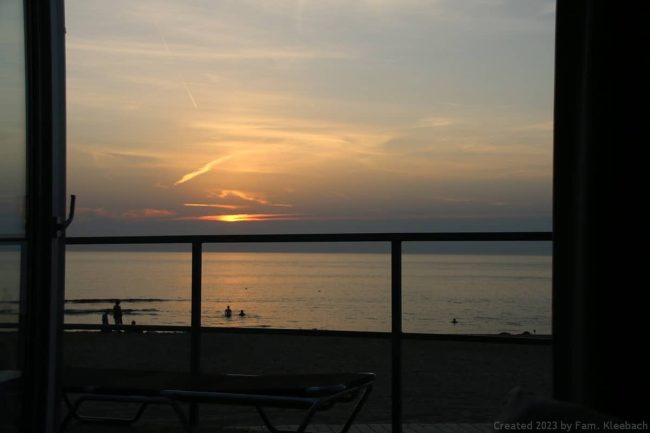 Blick aus dem Ferienhaus auf den Sonnenuntergang am Strand